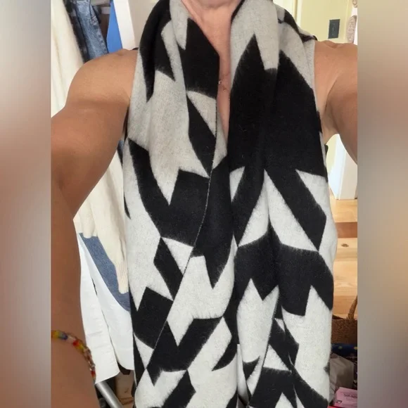 All Saints Spitalfields Black and White Houndstooth wool scarf or throw - Picture 3 of 6